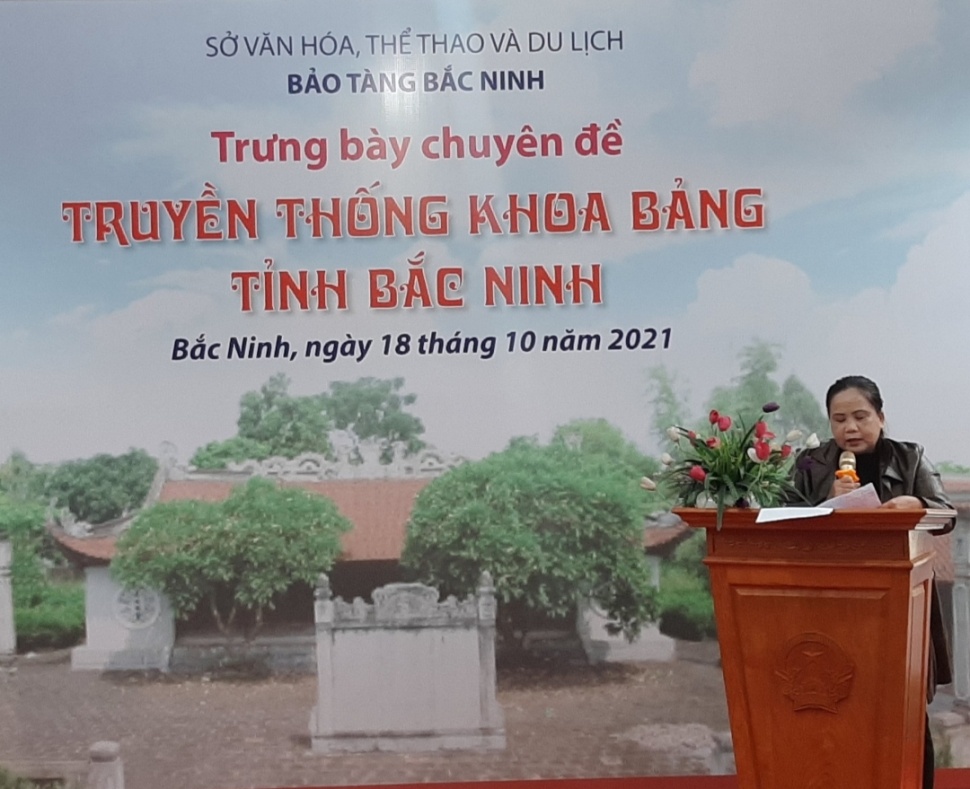 Th.s Đỗ Thị Thủy, Phó Giám đốc Bảo tàng tỉnh Bắc Ninh lên phát biểu khai mạc trưng bày