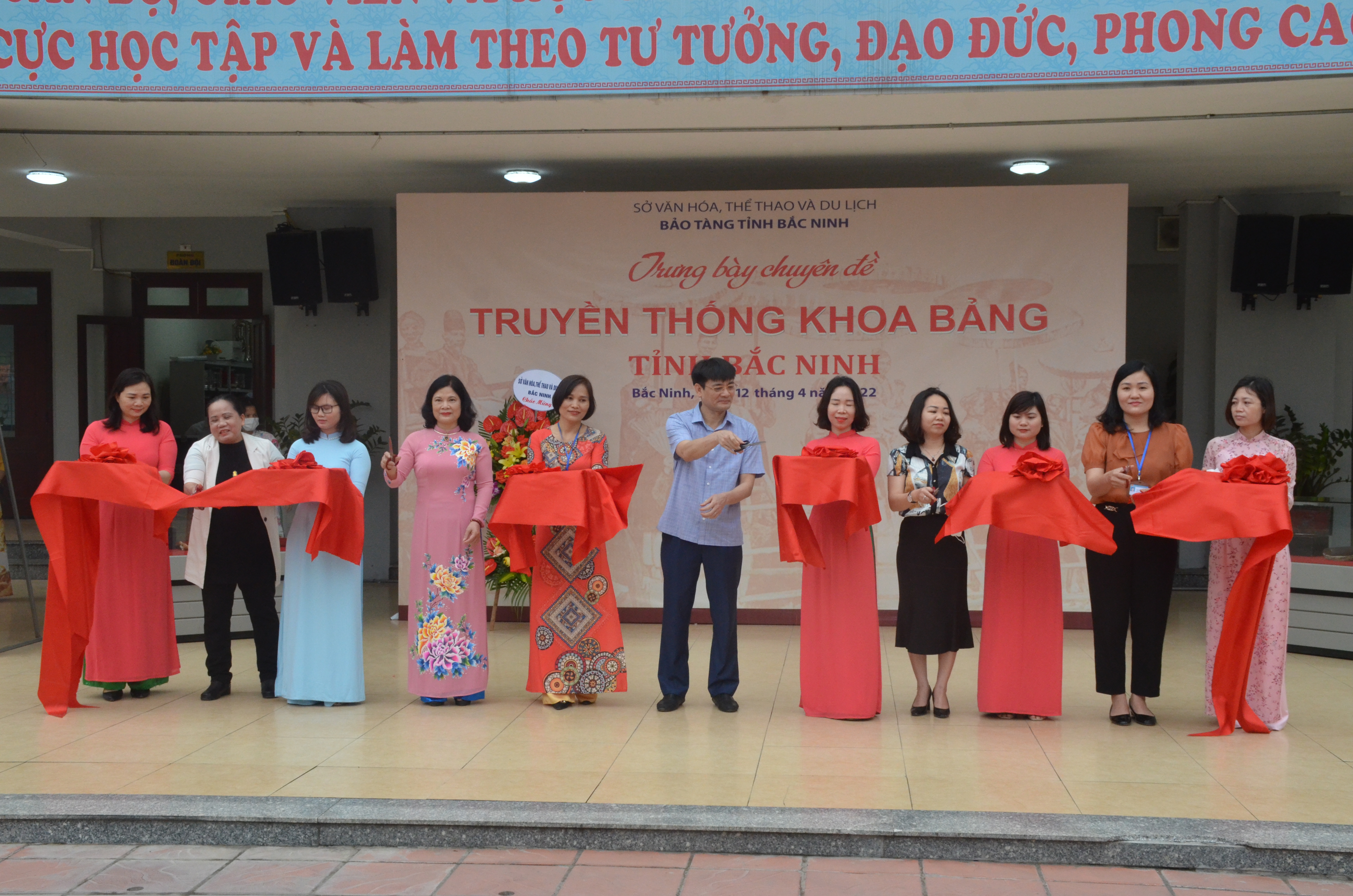Các đại biểu cắt băng khai mạc Trưng bày lưu động chuyên đề  “Truyền thống khoa bảng tỉnh Bắc Ninh”