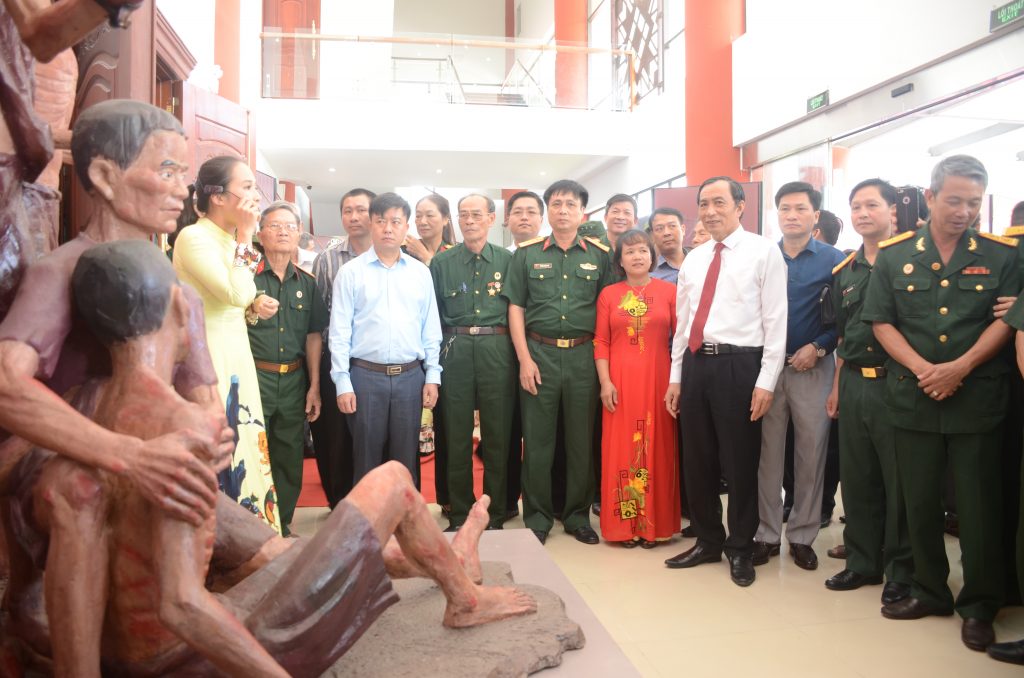  Ảnh: Các đồng chí Lãnh đạo tỉnh  Bắc Ninh và đại biểu Hội chiến sĩ cách mạng bị địch bắt tù đày tham quan Trưng bày.