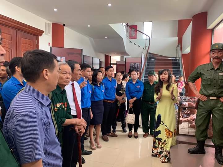 Ảnh: Các đồng chí Lãnh đạo tỉnh Bắc Ninh, đại biểu Hội chiến sĩ cách mạng bị địch bắt tù đày  và đại biểu Tỉnh đoàn tham quan Trưng bày.