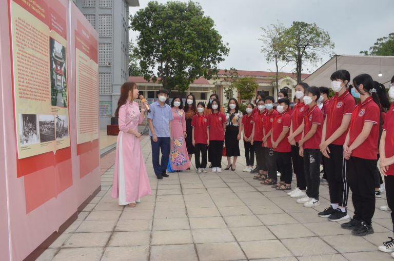 Các đại biểu cùng thầy trò trường THCS Ninh Xá nghe thuyết minh giới thiệu Trưng bày lưu động chuyên đề “Truyền thống khoa bảng tỉnh Bắc Ninh”