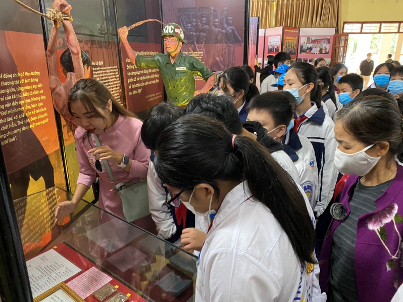 Ảnh: Các em học sinh trường THCS Quỳnh Phú (Gia Bình) tham quan trưng bày