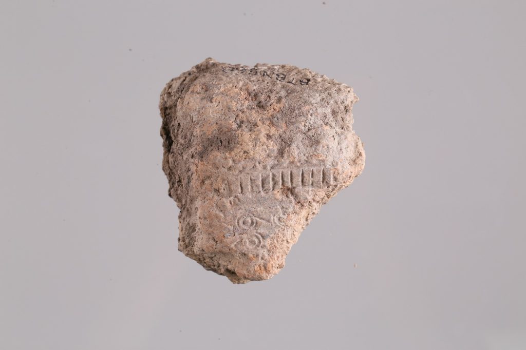 Ảnh 2: Mảnh khuôn đúc trống đồng – Hiện vật phát hiện tại Luy Lâu